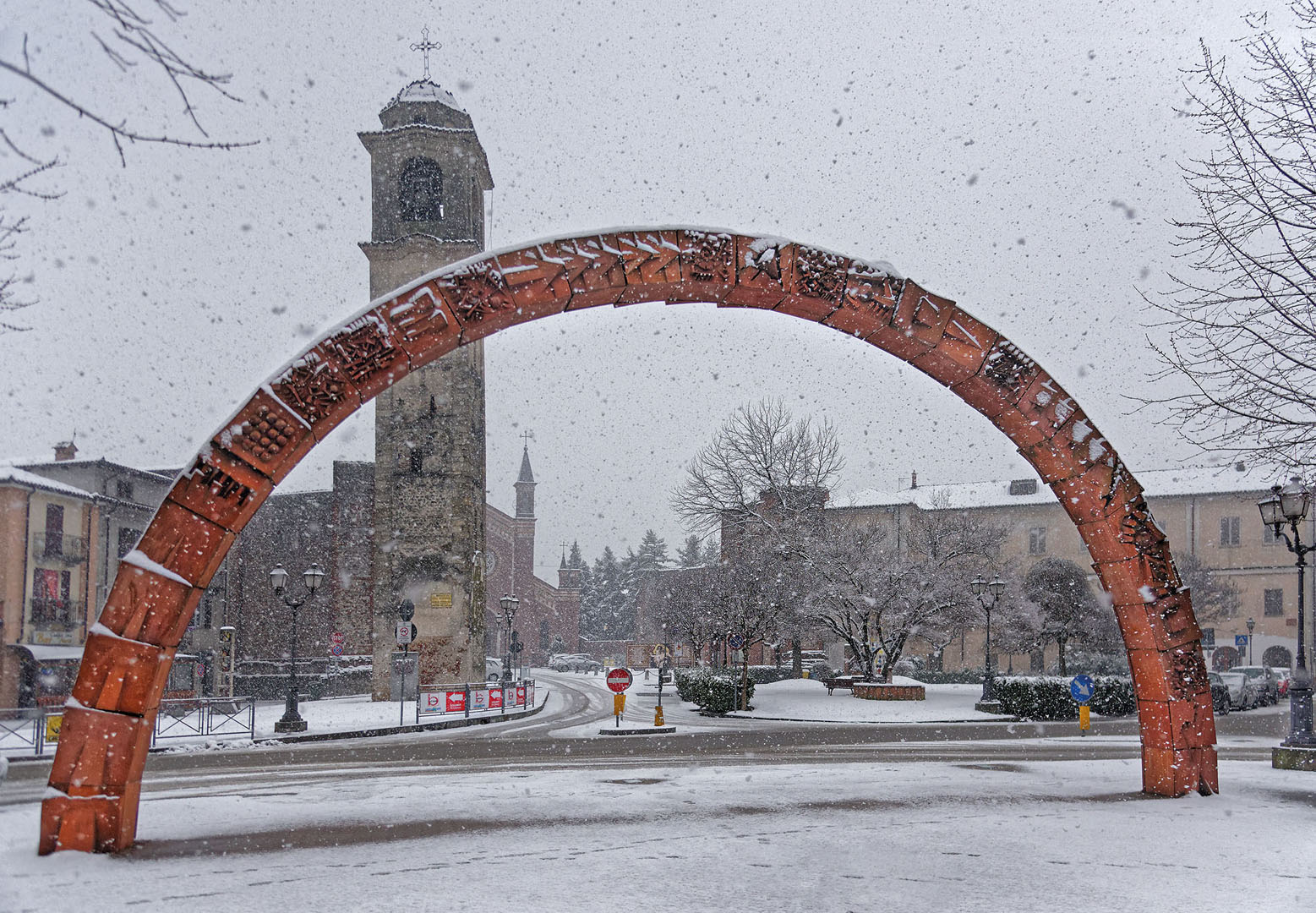 Castellamonte_Arco di Pomodoro sotto la neve